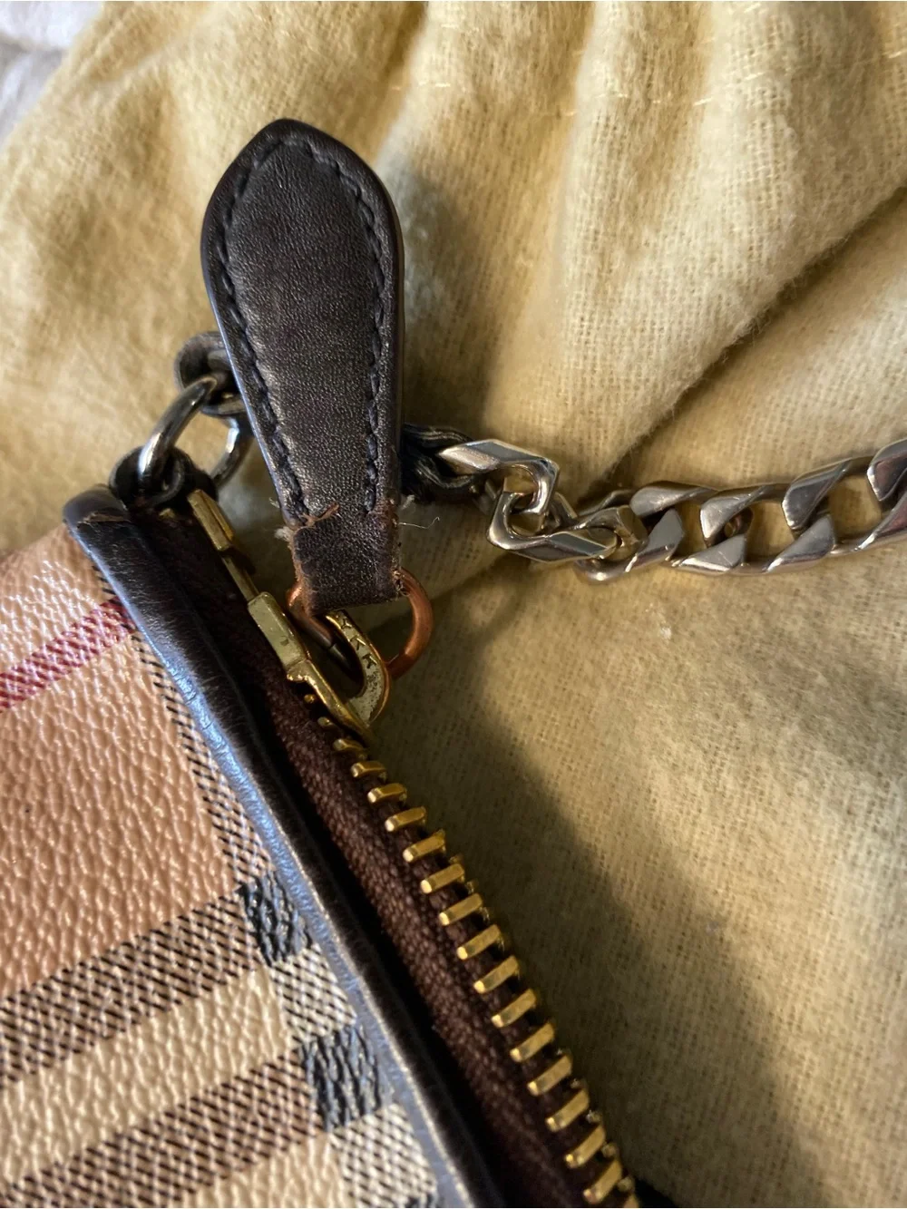 Burberry Beige Nova Check Chain Shoulder Bag with Gold-Tone Hardware - Picture 14 of 15